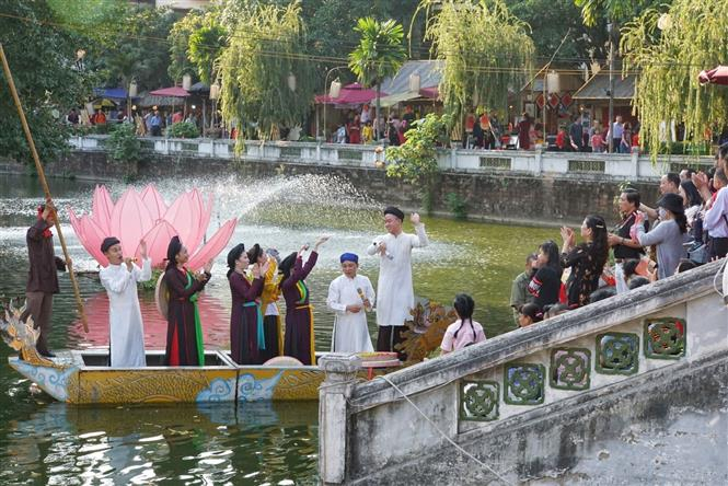 Đ&ocirc;ng đảo người d&acirc;n du xu&acirc;n tại khu vực hồ Văn, Văn Miếu-Quốc Tử Gi&aacute;m. Ảnh: Kh&aacute;nh H&ograve;a/TTXVN ph&aacute;t.