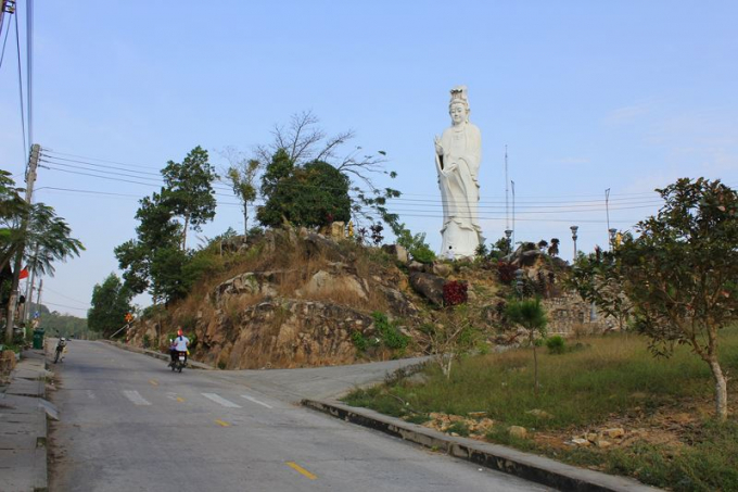 Đường l&ecirc;n đỉnh n&uacute;i Cấm c&oacute; tượng Phật b&agrave; Quan &acirc;m đứng sừng sững ở một ngọn đồi b&ecirc;n phải như ch&agrave;o đ&oacute;n.