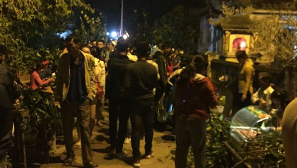 Người d&acirc;n đến họp phi&ecirc;n chợ cầu may đầu năm.