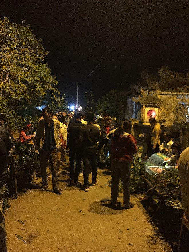 Từ đ&ecirc;m m&ugrave;ng 2 Tết người d&acirc;n đổ về chợ đ&igrave;nh B&iacute;ch La.