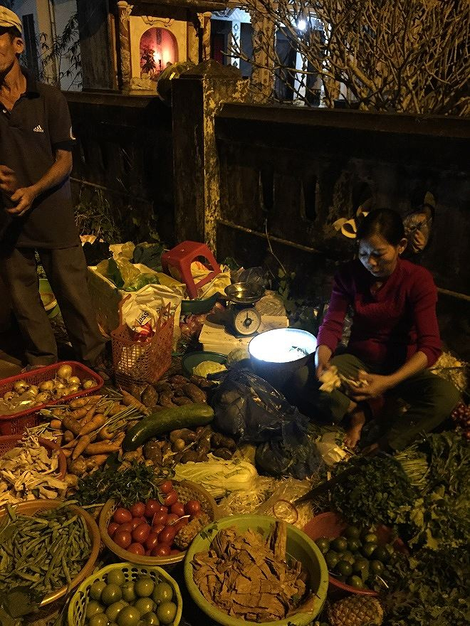 Nhiều mặt h&agrave;ng được người d&acirc;n b&agrave;y b&aacute;n.