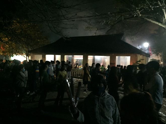 Đ&igrave;nh ch&iacute;nh nơi người d&acirc;n thắp nhang cầu nguyện may mắn đầu năm.