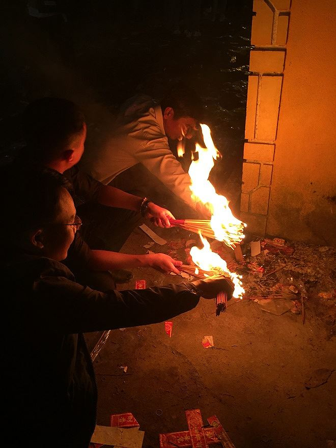 Đốt nhang trước khi v&agrave;o cầu may.