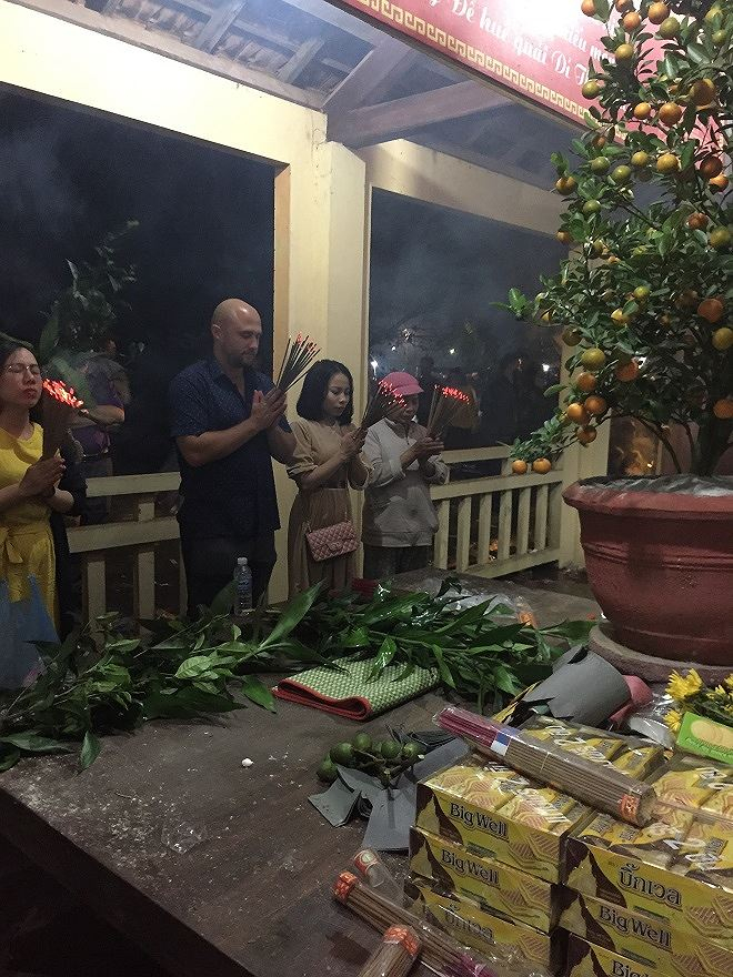 Du kh&aacute;ch nước ngo&agrave;i cũng đến cầu may.