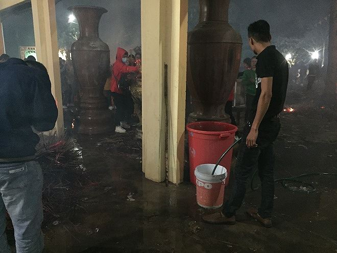 Ban tổ chức lu&ocirc;n t&uacute;c trực tưới ướt nền v&agrave; nhang sau khi được h&oacute;a để tr&aacute;nh hỏa hoạn.