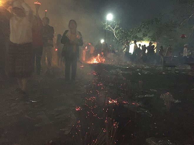 Kh&ocirc;ng gian t&acirc;m linh trong chợ đ&igrave;nh B&iacute;ch La.