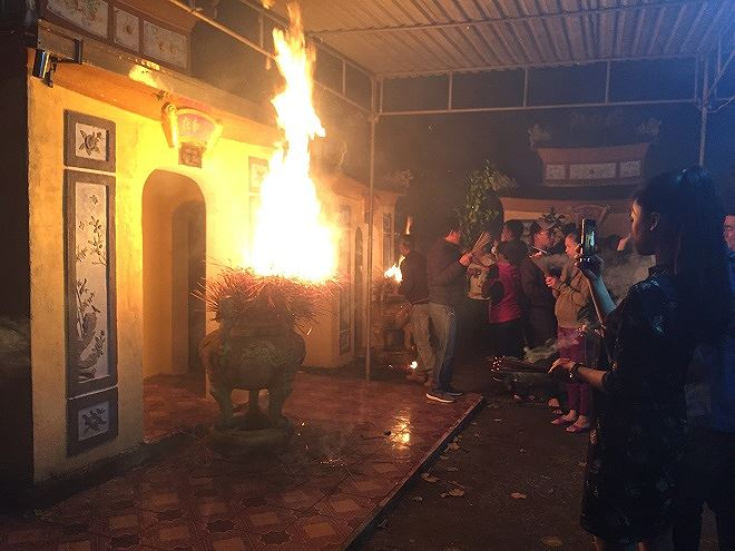 Người d&acirc;n đốt nhang cầu may.