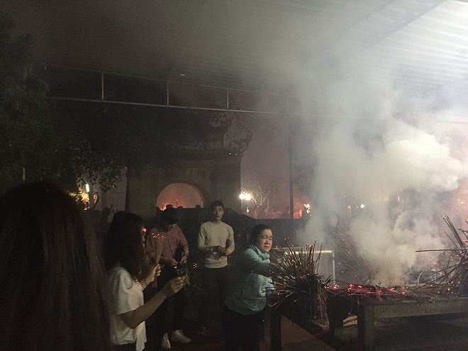 C&agrave;ng về s&aacute;ng người d&acirc;n đến cầu may c&agrave;ng đ&ocirc;ng.