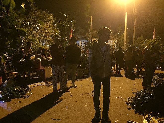 Người d&acirc;n ra về với c&agrave;nh lộc tr&ecirc;n tay