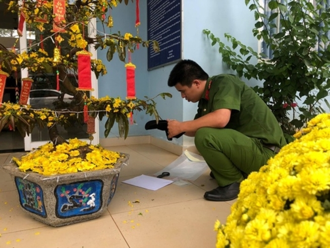 Gần 13h chiều nay 7/2 (M&ugrave;ng 3 Tết Kỷ Hợi), Cơ quan c&ocirc;ng an điều tra đ&atilde; lần t&igrave;m ra ra manh mối nh&acirc;n th&acirc;n của 2&nbsp;nghi can&nbsp;d&ugrave;ng dao v&agrave; s&uacute;ng g&acirc;y ra vụ cướp tại trạm thu ph&iacute; đường cao tốc TP HCM &ndash; Long Th&agrave;nh &ndash; Dầu Gi&acirc;y. Trong ảnh: Kh&aacute;m nghiệm tại hiện trường. (ảnh:Vietnamdaily)