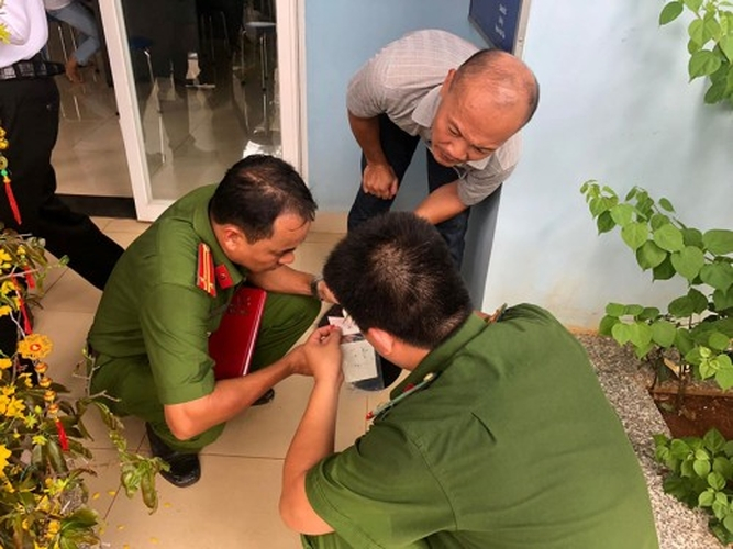 2 t&ecirc;n cướp l&agrave; nh&acirc;n vi&ecirc;n của C&ocirc;ng ty Cổ phần Dịch vụ Kỹ thuật đường cao tốc Việt Nam (VEC E, đơn vị quản l&yacute; tuyến cao tốc TP HCM &ndash; Long Th&agrave;nh &ndash; Dầu Gi&acirc;y). Trong ảnh: Cơ quan c&ocirc;ng an kh&aacute;m nghiệm hiện trường. (Ảnh: Kiến Thức)