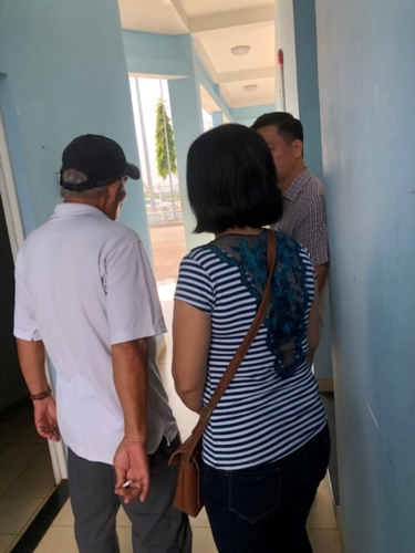 Theo mẹ của đối tượng Nguyễn T. A (25 tuổi, ngụ quận 2, từng l&agrave;m tại trạm thu ph&iacute; Long Phước, thuộc cao tốc TPHCM-Long Th&agrave;nh-Dầu Gi&acirc;y), con trai b&agrave; lấy xe m&aacute;y rời khỏi nh&agrave; từ ng&agrave;y 30 Tết. Trong ảnh: Mẹ của đối tượng T.A.&nbsp;(ảnh:Vietnamdaily)