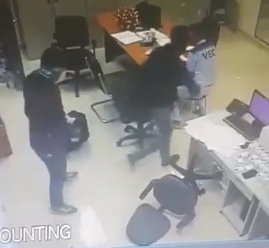 Tuy nhi&ecirc;n tủ vẫn mở n&ecirc;n ch&uacute;ng đ&atilde; nhanh ch&oacute;ng thực hiện h&agrave;nh vi cướp trong khoảng 6 ph&uacute;t.&nbsp;Hai đối tượng đột nhập từ ph&iacute;a sau vườn cao su, leo qua tường r&agrave;o sau đ&oacute; đột nhập qua cửa sổ v&agrave;o khống chế nh&acirc;n vi&ecirc;n trạm thu ph&iacute;.