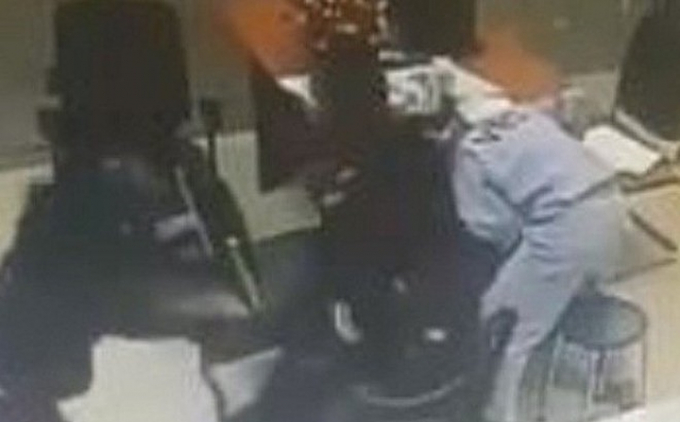 Vụ cướp trạm thu ph&iacute; xảy ra khoảng 7h s&aacute;ng nay 7/2 (M&ugrave;ng 3 tết Kỷ Hợi), tại trạm thu ph&iacute; Dầu Gi&acirc;y (thu ph&iacute; tuyến cao tốc TP.HCM - Long Th&agrave;nh - Dầu Gi&acirc;y) thuộc địa phận x&atilde; Xu&acirc;n Thạnh, huyện Thống Nhất (Đồng Nai).Theo h&igrave;nh ảnh camera ghi lại c&oacute; hai thanh ni&ecirc;n bịt mặt, mang gi&agrave;y thể thao, đội n&oacute;n đen, &aacute;o trong m&agrave;u trắng, mặc &aacute;o kho&aacute;c đen b&ecirc;n ngo&agrave;i d&ugrave;ng hung kh&iacute; nghi l&agrave; s&uacute;ng uy hiếp, khống chế nh&acirc;n vi&ecirc;n l&uacute;c b&agrave;n giao ca rồi gom tiền ngay trong trạm thu ph&iacute;.