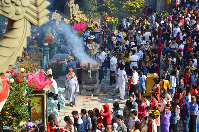 H&agrave;ng ng&agrave;n người d&acirc;n v&atilde;n ch&ugrave;a đầu năm mới.