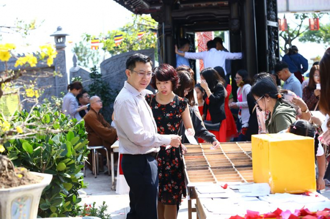 Viếng ch&ugrave;a Linh Ứng (Sơn Tr&agrave;)...