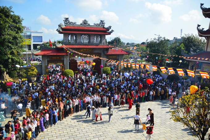 Tại ch&ugrave;a Bồ Đề Li&ecirc;n Chiểu cũng tương tự cảnh đ&ocirc;ng nghịt người d&acirc;n v&agrave; du kh&aacute;ch 3 ng&agrave;y đầu năm.