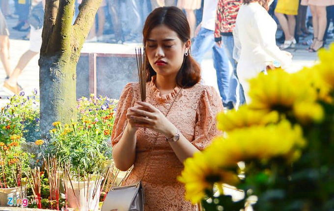 Nhiều người vừa du xu&acirc;n, vừa viếng hương...