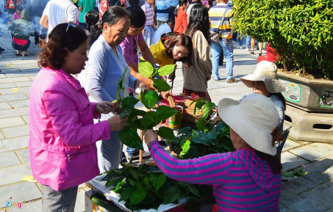 ...mua lộc đầu năm với mong muốn mang về một năm nhiều may mắn cho người th&acirc;n, gia đ&igrave;nh.