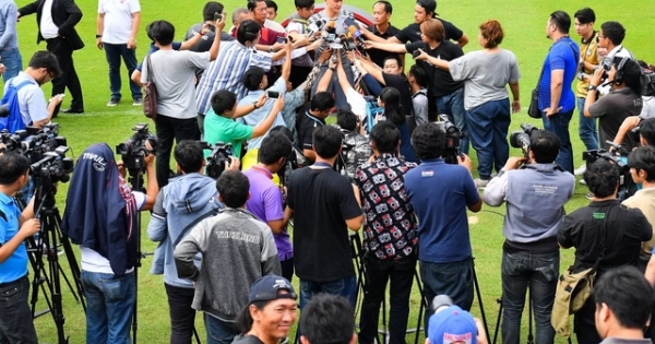 Thủ thành Văn Lâm tạo cơn sốt với giới truyền thông Thái Lan