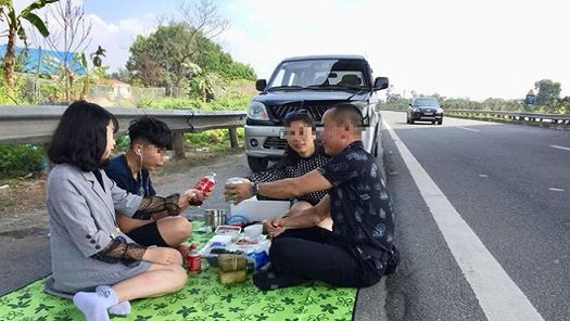 Gia đ&igrave;nh 4 người ngang nhi&ecirc;n dừng xe mở tiệc tr&ecirc;n cao tốc Nội B&agrave;i - L&agrave;o Cai.