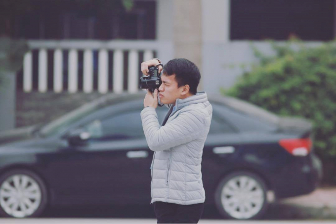 Ng&agrave;y m&ugrave;ng 1, mọi người sum họp đo&agrave;n vi&ecirc;n th&igrave; ph&oacute;ng vi&ecirc;n Trần Vương x&aacute;ch m&aacute;y ra đường.