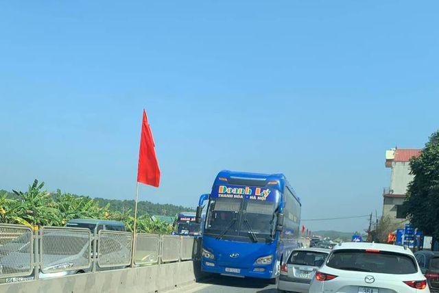 Xe kh&aacute;ch chạy tuyến Thanh H&oacute;a - H&agrave; Nội mang t&ecirc;n Doanh L&yacute; đi ngược chiều. (Ảnh: Otofun).