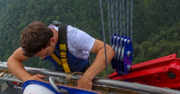 Chênh vênh cõng giấc mơ bắc thang nối đỉnh trời