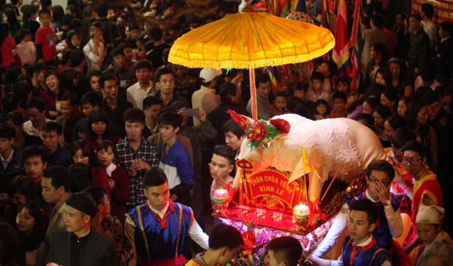 Lễ hội rước &ldquo;&Ocirc;ng Lợn&rdquo; khổng lồ ở l&agrave;ng La Ph&ugrave;.