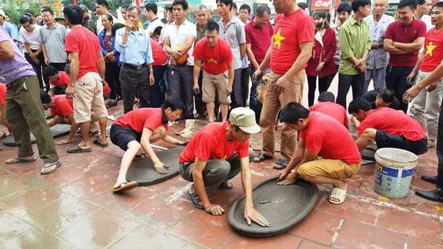 Ph&aacute;o đất l&agrave; tr&ograve; chơi s&ocirc;i động nhất thu h&uacute;t đ&ocirc;ng đảo người tham gia nhất, cả những l&agrave;ng x&atilde; kh&aacute;c c&ugrave;ng tham dự thi t&agrave;i.