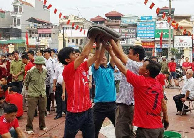 Khi người quăng n&acirc;ng ph&aacute;o tr&ecirc;n tay l&agrave; ph&uacute;t gi&acirc;y s&ocirc;i động nhất với tiếng h&ograve; reo của cổ động vi&ecirc;n, tiếng trống mỏ th&ocirc;i th&uacute;c.