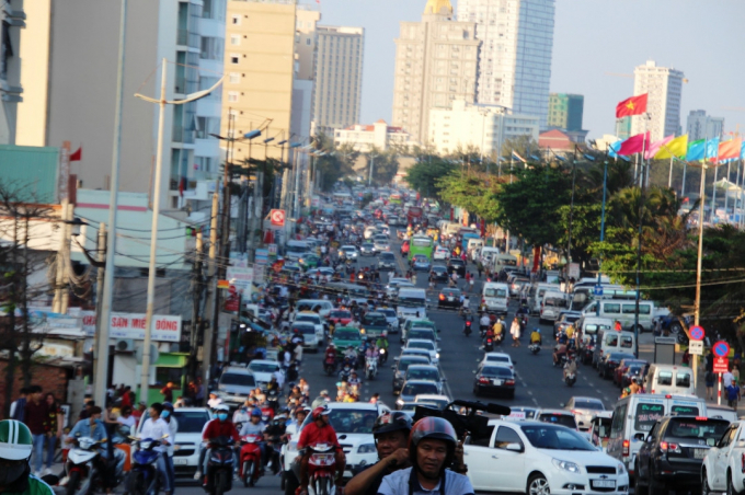 H&agrave;ng trăm xe &ocirc; t&ocirc; c&aacute;c loại vẫn &ldquo;rồng rắn&rdquo; nối đu&ocirc;i nhau &ldquo;b&ograve;&rdquo; dọc đường Th&ugrave;y V&acirc;n.