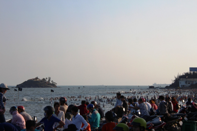 Nhiều người kh&ocirc;ng c&oacute; chỗ tắm b&egrave;n ngồi tr&ecirc;n xe ngay bờ k&egrave; đ&aacute;.