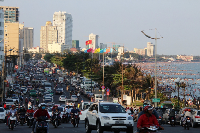 Tr&ecirc;n đường xe chật như n&ecirc;m, dưới biển ken đặc nghẹt thở.