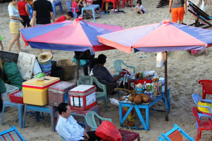 Qu&aacute;n h&agrave;ng rong sai qui định tại b&atilde;i biển.