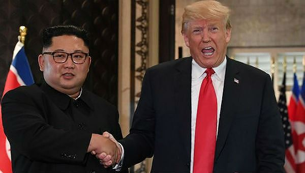 &Ocirc;ng Trump v&agrave; &ocirc;ng Kim tại cuộc gặp lịch sử ở Singapore.