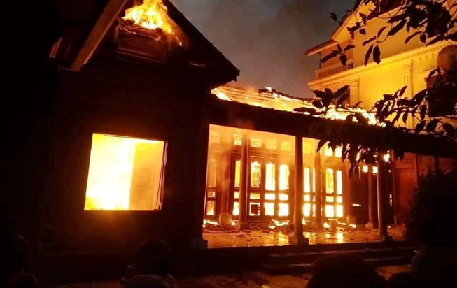 Hiện trường vụ&nbsp;ch&aacute;y nh&agrave;&nbsp;gỗ tiền tỉ.&nbsp;