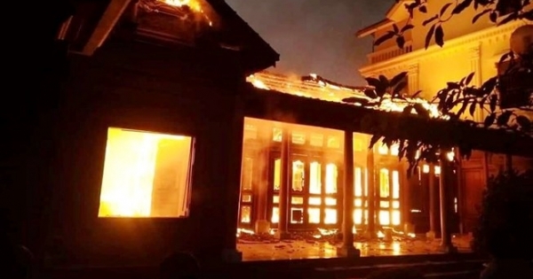 Bất cẩn thắp hương tết, ngồi nhà gỗ tiền tỷ rực sáng trong đêm