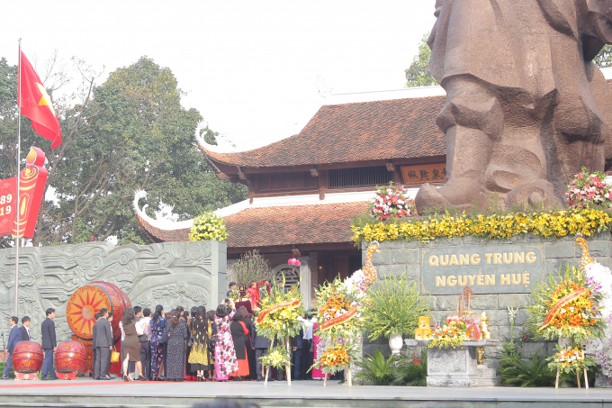 L&atilde;nh đạo Đảng, Nh&agrave; nước v&agrave; TP H&agrave; Nội d&acirc;ng hương.