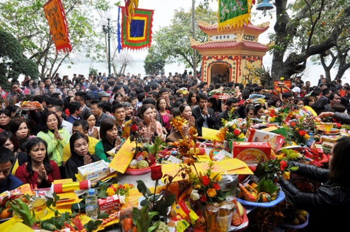 Những ng&agrave;y đầu nă mới 2019, du kh&aacute;ch thập phương chen ch&acirc;n đến Phủ T&acirc;y Hồ l&agrave;m lễ cầu may.