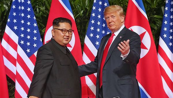 &Ocirc;ng Trump v&agrave; &ocirc;ng Kim tại cuộc gặp đầu ti&ecirc;n ở Singapore.