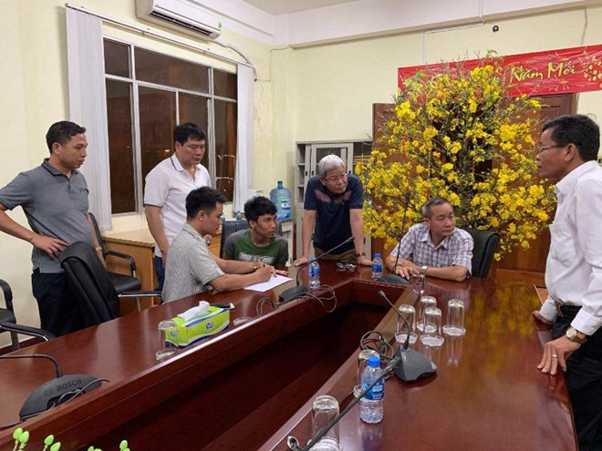 L&atilde;nh đạo C02 lấy lời khai nghi can Trần Tuấn Anh.