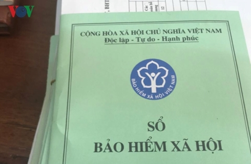 Nhiều người đ&atilde; l&agrave;m thủ tục