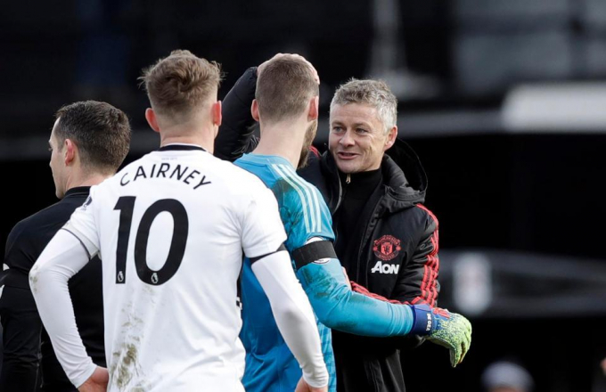 Solskjaer&nbsp;ch&uacute;c mừng c&aacute;c học tr&ograve; tr&ecirc;n s&acirc;n.