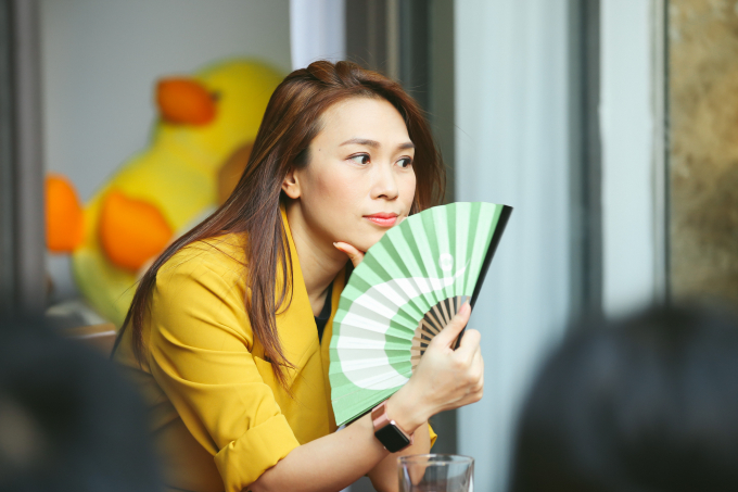 Mỹ T&acirc;m xinh đẹp trong buổi họp fan đầu năm, bất ngờ nhận được nhiều m&oacute;n qu&agrave; &yacute; nghĩa từ người h&acirc;m mộ