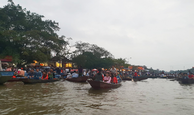 Tr&ecirc;n suối Yến tấp nập đ&ograve; chở du kh&aacute;ch thập phương về ch&ugrave;a Hương trảy hội.