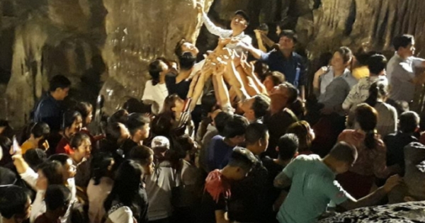 Chùa Hương nêm chật dòng người trong ngày khai hội