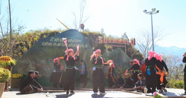 Du khách nô nức lên Fansipan trẩy hội khèn hoa, hoan hỉ chiêm bái xá lợi Phật