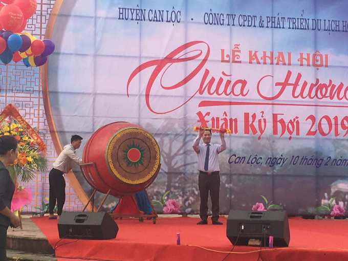 &nbsp;&Ocirc;ng Đặng Quốc Kh&aacute;nh, Chủ tịch UBND tỉnh H&agrave; Tĩnh chuẩn bị đ&aacute;nh trống khai hội