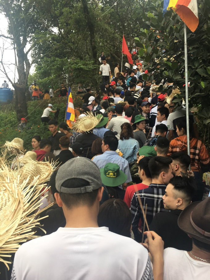 D&ograve;ng người n&ocirc; nức chảy hội ch&ugrave;a Hương T&iacute;ch